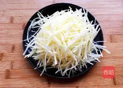 Illustration of how to make spicy and sour green pepper and potato shreds 5