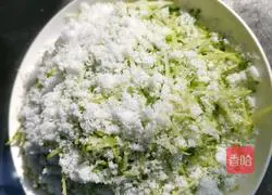 Illustration of how to make shredded green radish mixed with sugar 3