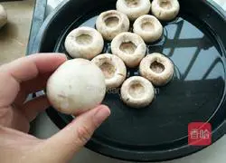 Illustration of how to make a mouthful of water 2