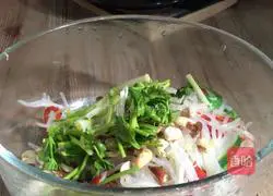 Illustration of how to make cold mung bean sprouts 9