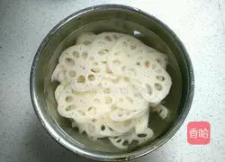 Illustration of how to make cold lotus root slices 4
