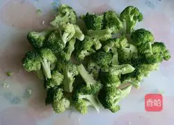 Illustration of how to mix broccoli with olive oil 3