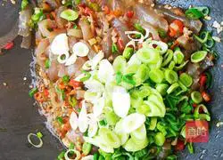 Illustrated recipe for stir-fried konjac with spicy sauce 13