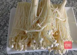 Illustration of how to make red oil enoki mushrooms 1