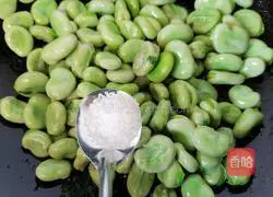 Illustration of how to make broad beans with scallion oil 8