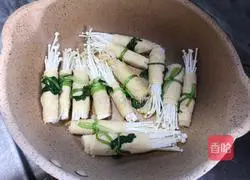 Illustration of how to make enoki mushroom bean skin rolls 8