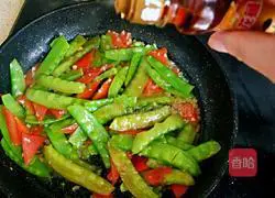 Illustration of how to make garlic snow peas 13