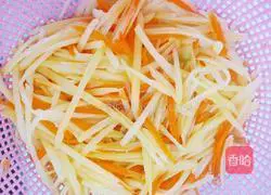 Illustration of how to make three shredded noodles with soy sauce 6