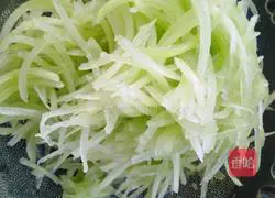 Illustration of how to make cold shredded bamboo shoots 1