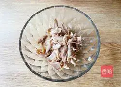 Illustration of how to make hot and sour lemon shredded chicken 7