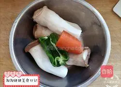 Illustration of how to make shredded king oyster mushrooms in oyster sauce 1