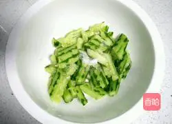 Illustration of how to beat cucumbers with knife 4