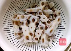Illustration of making sweet and sour lotus root strips 6