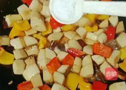 Illustration of how to stir-fry king oyster mushrooms with colored peppers 10