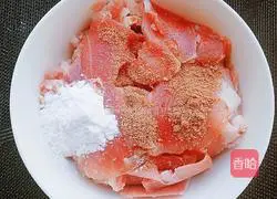 Illustration of how to make spicy lotus root slices 2