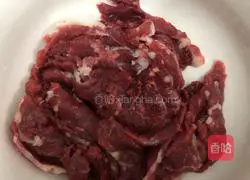 Illustration of how to make spicy cold tender beef 1