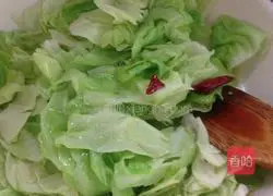 Illustration of how to make hand-shredded cabbage 3