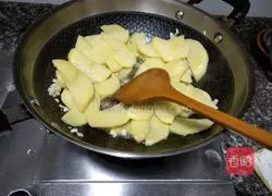 Illustration of how to make fried potatoes with garlic 4