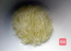 Illustration of how to mix cabbage with vermicelli 2