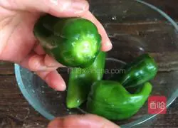 Illustration of how to stir-fry garlic and green pepper 1
