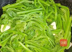 Illustration of how to stir-fry the slices of meat with pumpkin tips 8