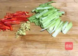 Illustration of how to make fried dried tofu with celery 2