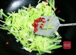Illustration of how to stir-fry lettuce 6