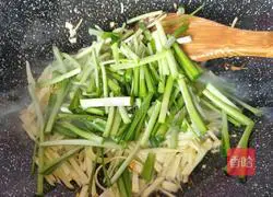 Illustration of how to make fried leeks with shredded bamboo shoots 7