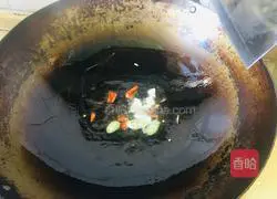 Illustration of how to make stir-fried leeks with tofu skin 3