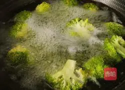 Illustration of how to make stir-fried broccoli with oyster mushrooms 3