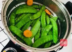 Illustration of how to make fried lotus root slices with snow peas 2
