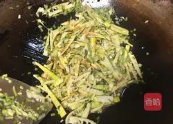 Illustration of how to stir-fry bamboo shoots with pickled vegetables 7