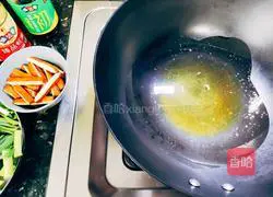 Illustration of how to stir-fry green garlic leaves with dried fragrant seeds 3