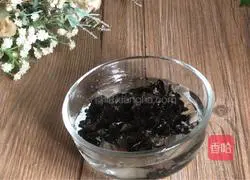 Illustration of how to stir-fry vermicelli with fungus 1