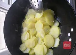 Illustration of how to make fried potato slices 8