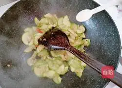 Illustration of how to make fried zucchini with chopped pepper 7