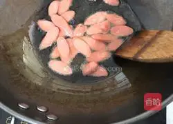 Illustration of how to stir-fry lettuce with ham, fungus and fungus 4