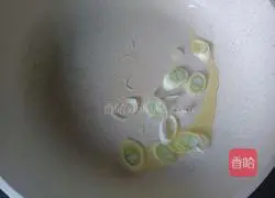 Illustration of how to stir-fry zucchini with olive oil 4