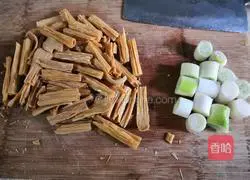 Illustration of how to cook deer tendons with green onions 2