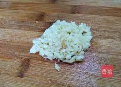 Illustration of how to stir-fry garlic lettuce in lard 4