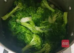 Illustration of 3-minute weight loss and slimming dishes with garlic and broccoli 4
