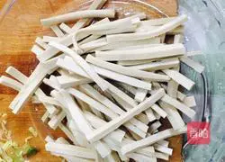 Illustration of how to make stir-fried dried tofu with chive flowers 2