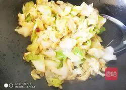 Illustration of how to make hand-shredded cabbage 9