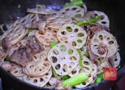 Illustration of how to make fried pork slices with lotus root and celery 8
