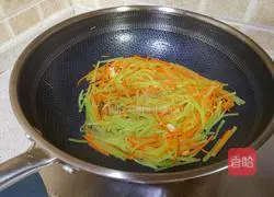 Illustration of how to make garlic lettuce and shredded carrots 6