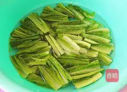 Illustration of how to make stir-fried lettuce 2