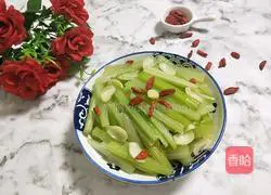 Illustration of how to stir-fry celery with lily and wolfberry 6