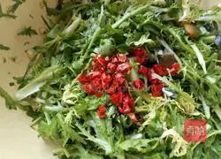 Illustration of how to make preserved eggs mixed with bitter chrysanthemums 11