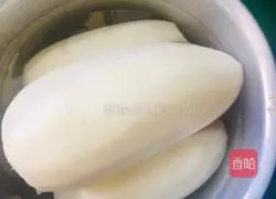 Illustration of how to make cold lotus root slices 1