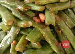 Illustration of how to make garlic green beans 4